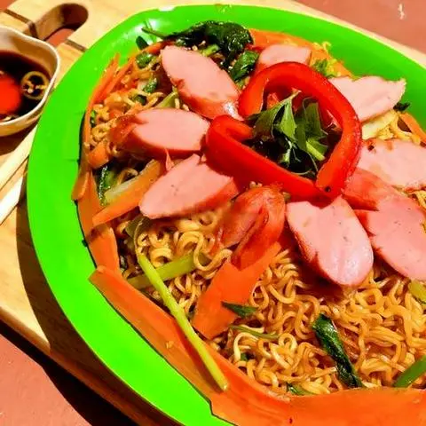 Hình ảnh Mì xào xúc xích