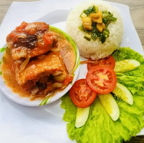Hình ảnh Cơm đậu hũ nhồi thịt sốt cà