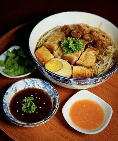 Hình ảnh Hắc kim phở thịt heo - Black gold noodles with pork