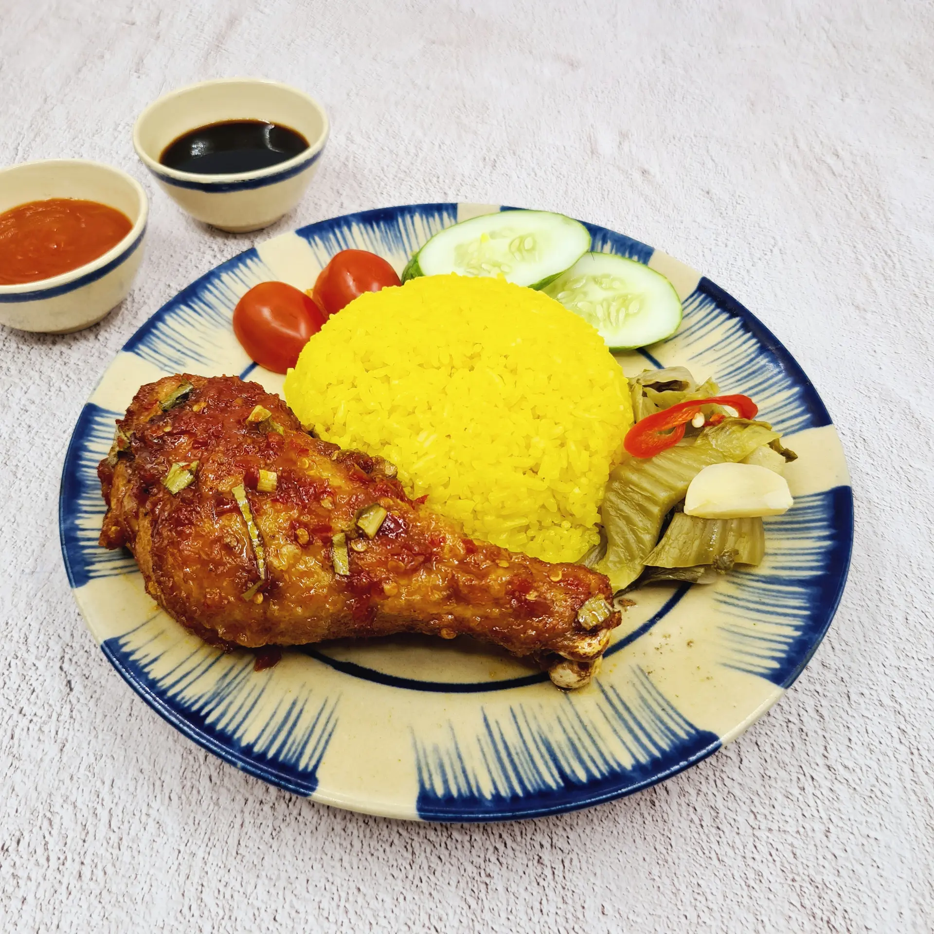 Hình ảnh Cơm Gà Xốt Thái (Đùi Tỏi/Má Đùi)
