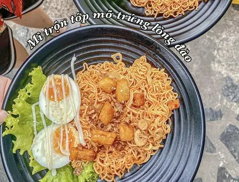 Hình ảnh Mì trộn tóp mỡ trứng lòng đào