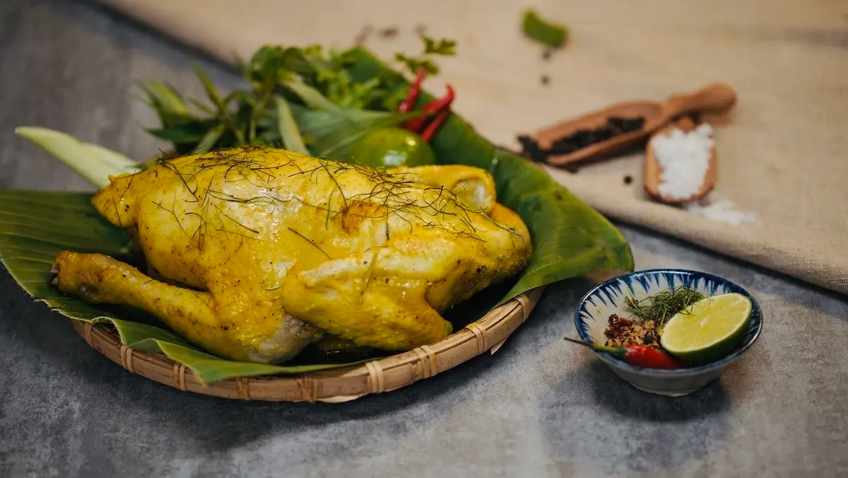 Hình ảnh GÀ HẤP MUỐI NGUYÊN CON ( KÈM RAU DƯA VÀ MUỖI CHẤM)