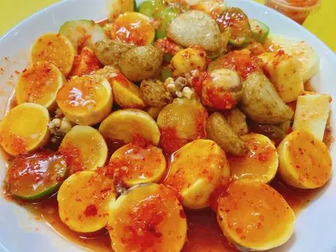 Hình ảnh Chân Gà Rút Xương Mix Trứng Non Sốt Thái