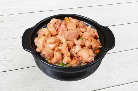 Hình ảnh Cơm thố gà áp chảo