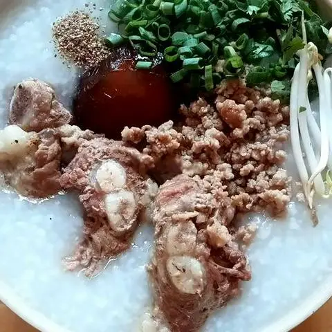 Hình ảnh Cháo sườn + thịt bằm + trứng bắc thảo