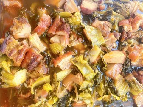 Hình ảnh Cơm heo quay kho cải chua