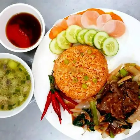 Hình ảnh Cơm Bò Xào  củ hành + 1 Ly CoCa + Canh 