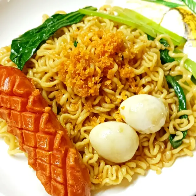 Hình ảnh Mì Trộn Xúc Xích Trứng Cút 