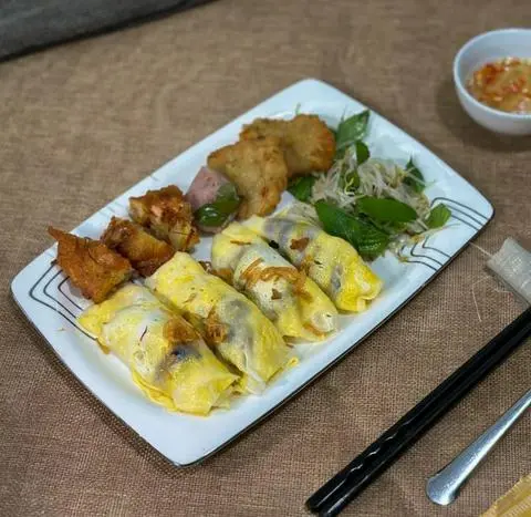 Hình ảnh Bánh cuốn trứng chả mực đặc biệt