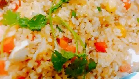 Hình ảnh Cơm chiên gà thập cẩm