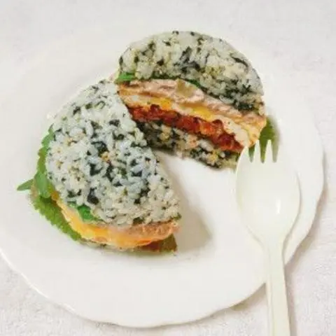 Hình ảnh Cơm cá ngừ kẹp spam và phô mai - 스팸참치 밥버거
