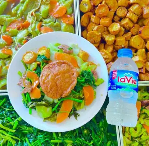 Hình ảnh cơm chả chén nguyên miếng+ nước khoáng 