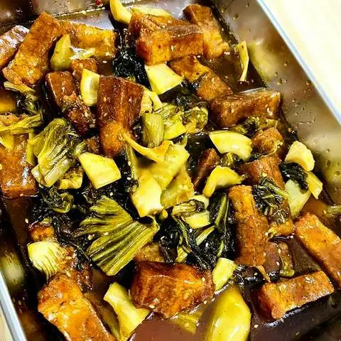 Hình ảnh Heo quay chay kho cải chua