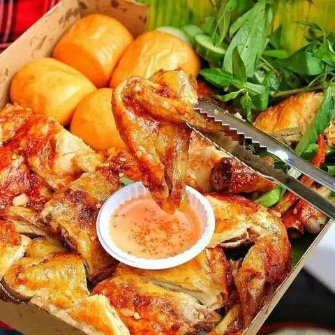 Hình ảnh 1 con gà nướng sốt bản đôn + 1 chai pesi