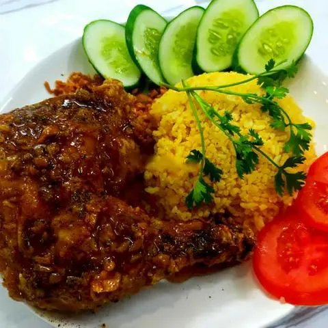 Hình ảnh Cơm Gà chiên sốt Rô Ti + 1 Ly CoCa + Canh 
