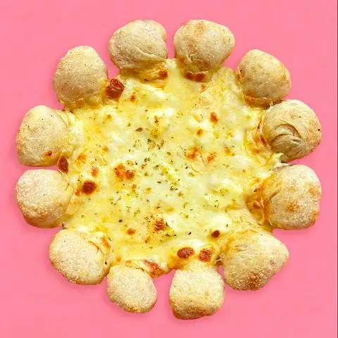 Hình ảnh Pizza pho mát viền xúc xích