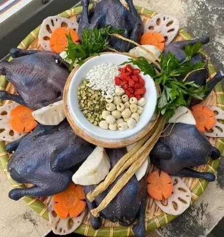 Hình ảnh Cháo gà ác táo đỏ hạt sen mix hạt dinh dưỡng