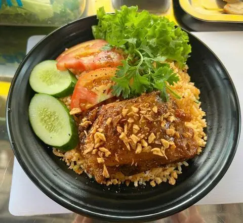 Hình ảnh Cơm gà sốt mắm tỏi ,tóp mỡ - Má Đùi