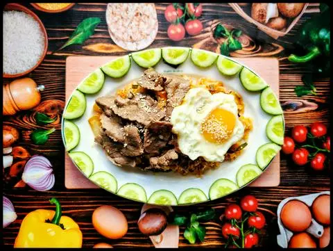Hình ảnh cơm trộn thịt bò kim chi + trứng