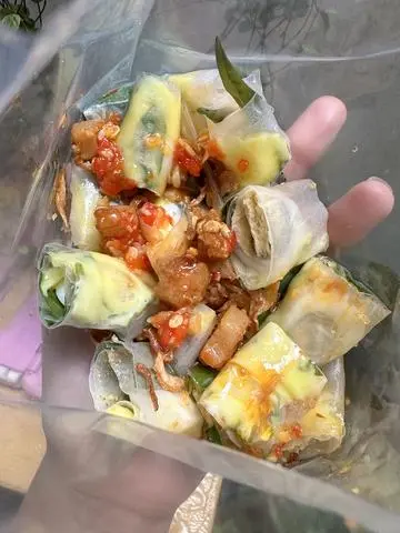 Hình ảnh Bánh tráng cuốn tóp mỡ sate