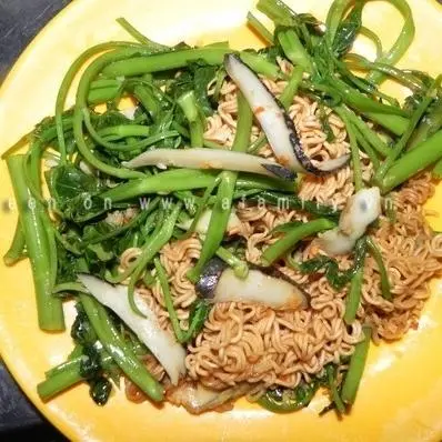 Hình ảnh Ốc giác xào rau muốn Mì gói 