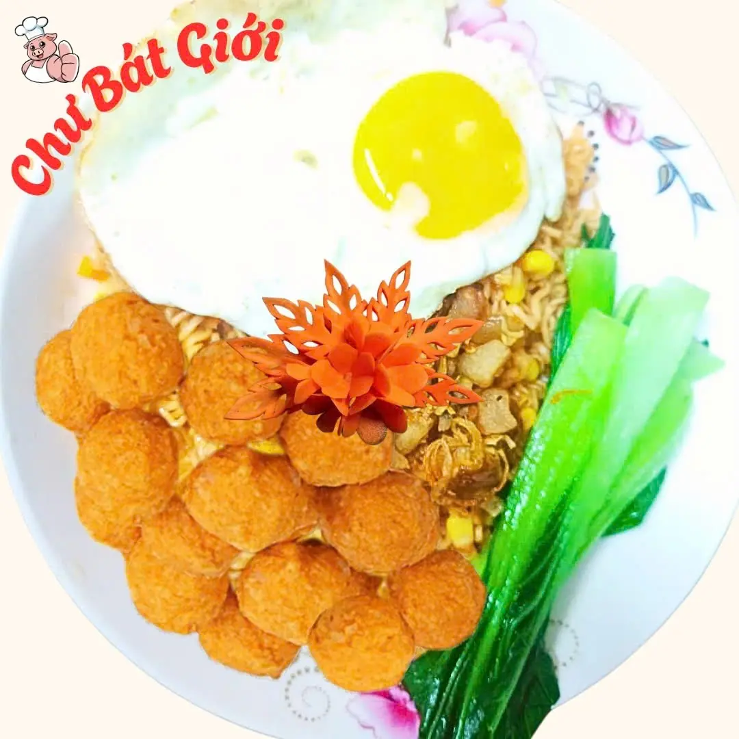 Hình ảnh Mì trộn Tôm viên - Trứng Chiên