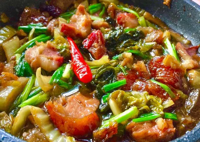 Hình ảnh cơm heo quay kho cải chua