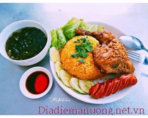 Hình ảnh Combo Cơm gà góc tư lớn xốt mắm bơ tỏi + xúc xích + canh rong biển
