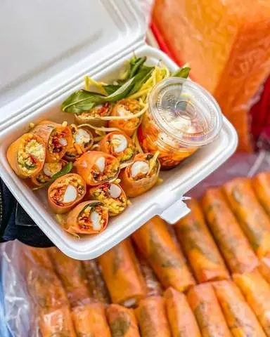 Hình ảnh Bánh tráng cuộn bơ tóp mỡ + chấm me bơ 