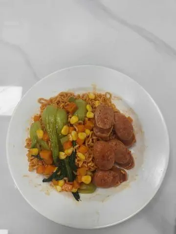 Hình ảnh mì trộn indomie xúc xích tóp mỡ