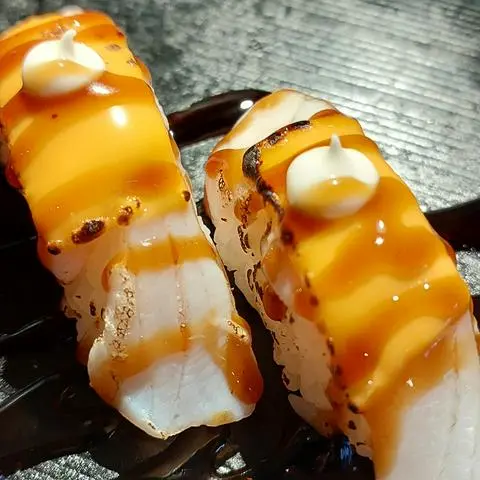Hình ảnh Sushi Nắm Cá Chẽm pho mai (2 viên)