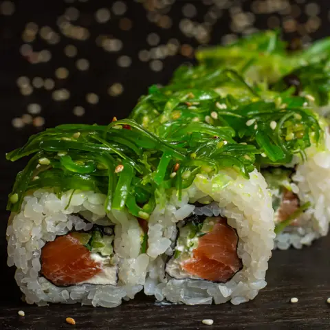 Hình ảnh Wakame Salmon Roll (8 viên)