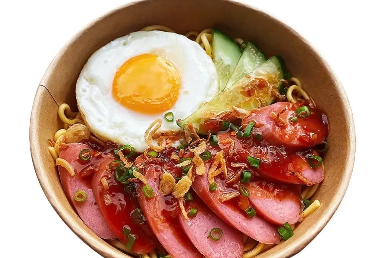 Hình ảnh Mì trộn trứng chiên - xúc xích ngon