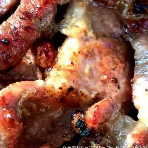 Hình ảnh 1 miếng thịt nướng