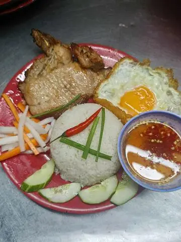 Hình ảnh cơm sườn ốp la 
