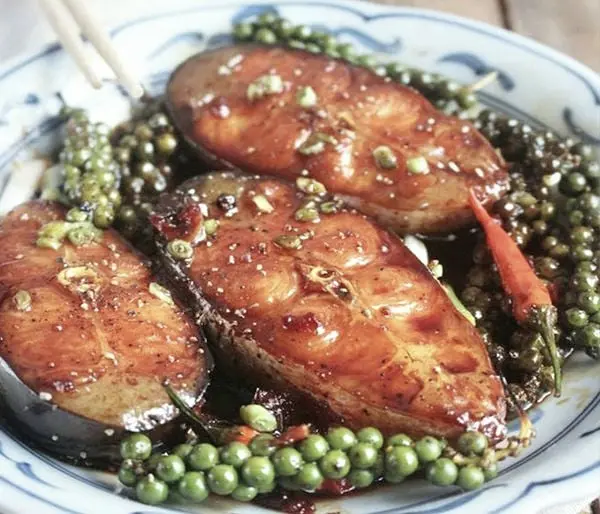 Hình ảnh Cơm thố Cá Basa kho Tiêu Xanh