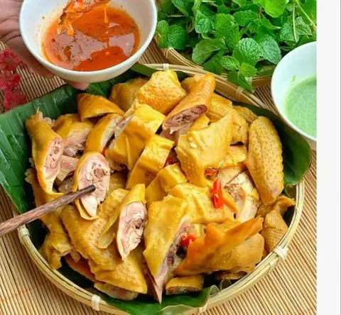 Hình ảnh gà Ủ muối ( nguyên con không chân, đầu) kèm rau dưa muối chấm.