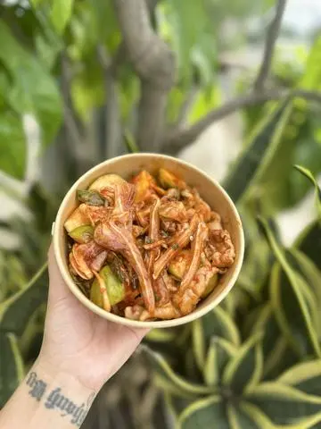 Hình ảnh Chân Gà Rút Xương Sốt Thái Mix Tai Heo
