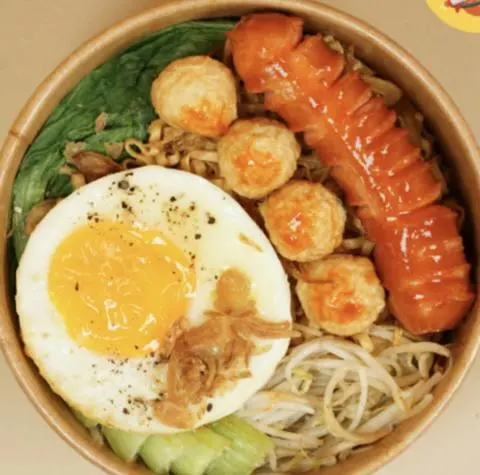 Hình ảnh Mì trộn omachi - trứng chiên - xúc xích - bò viên