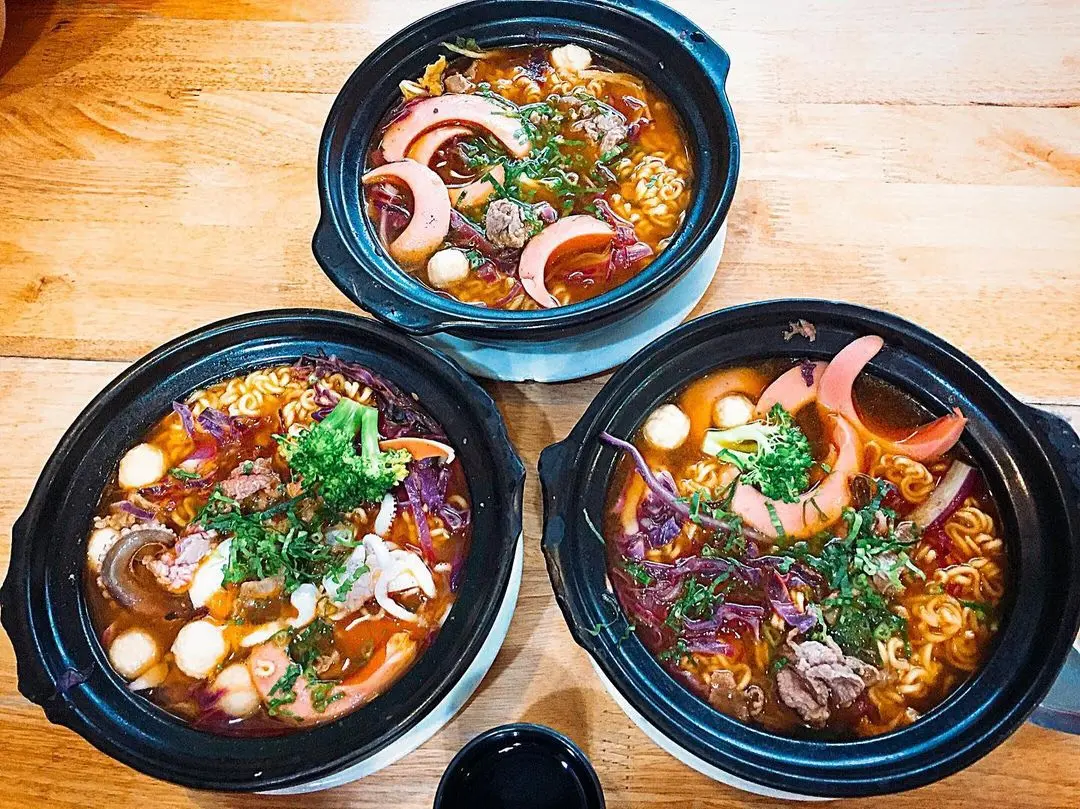 Hình ảnh Mì Cay Kim Chi Hải Sản + Mì Cay Kim Chi Bò + Free 1 Coca Tươi 