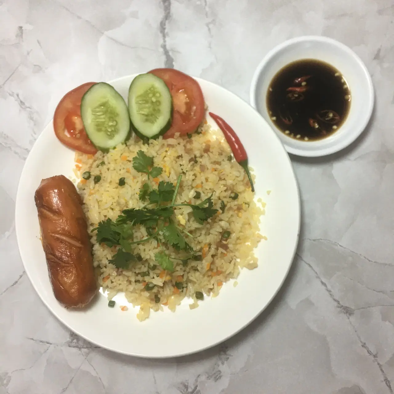 Hình ảnh Cơm chiên dương châu xúc xích Đức