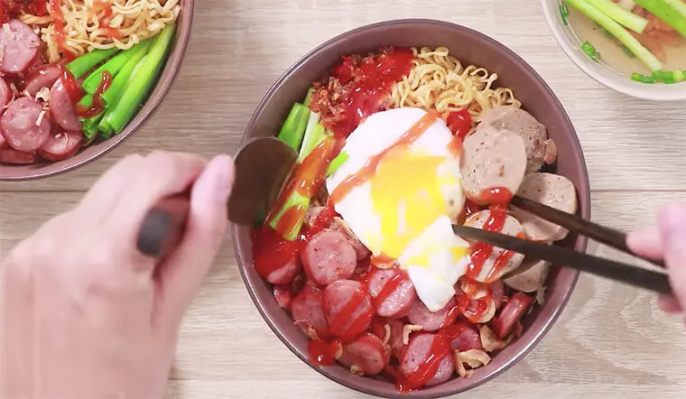 Hình ảnh Mì trộn bò viên - xúc xích - trứng chiên