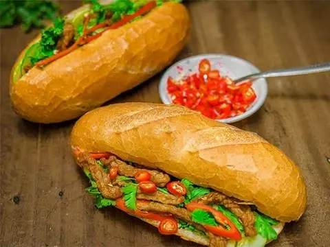 Hình ảnh  bánh mì chả cá + chà bông 