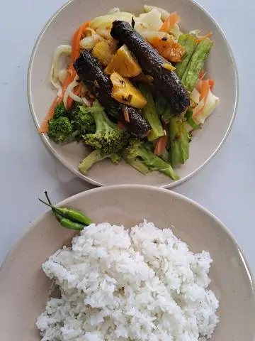 Hình ảnh Cơm cá kèo chay kho thơm (2 khúc)