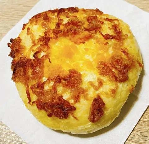 Hình ảnh Bánh mì tròn trứng muối chà bông