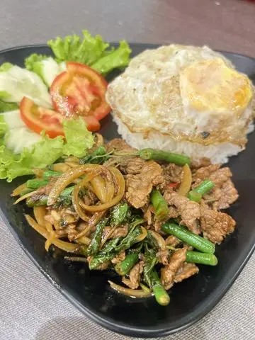 Hình ảnh cơm thịt bò lá hương nhu ốp la