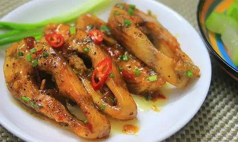 Hình ảnh cá điêu hồng kho tiêu cơm + canh 