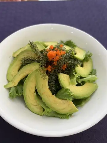 Hình ảnh Salad bơ trứng tôm kèm sốt
