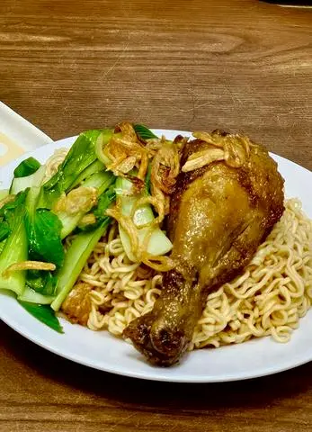Hình ảnh Mì Trộn Đùi Gà Mắm Tỏi  + Nước Tự Chọn