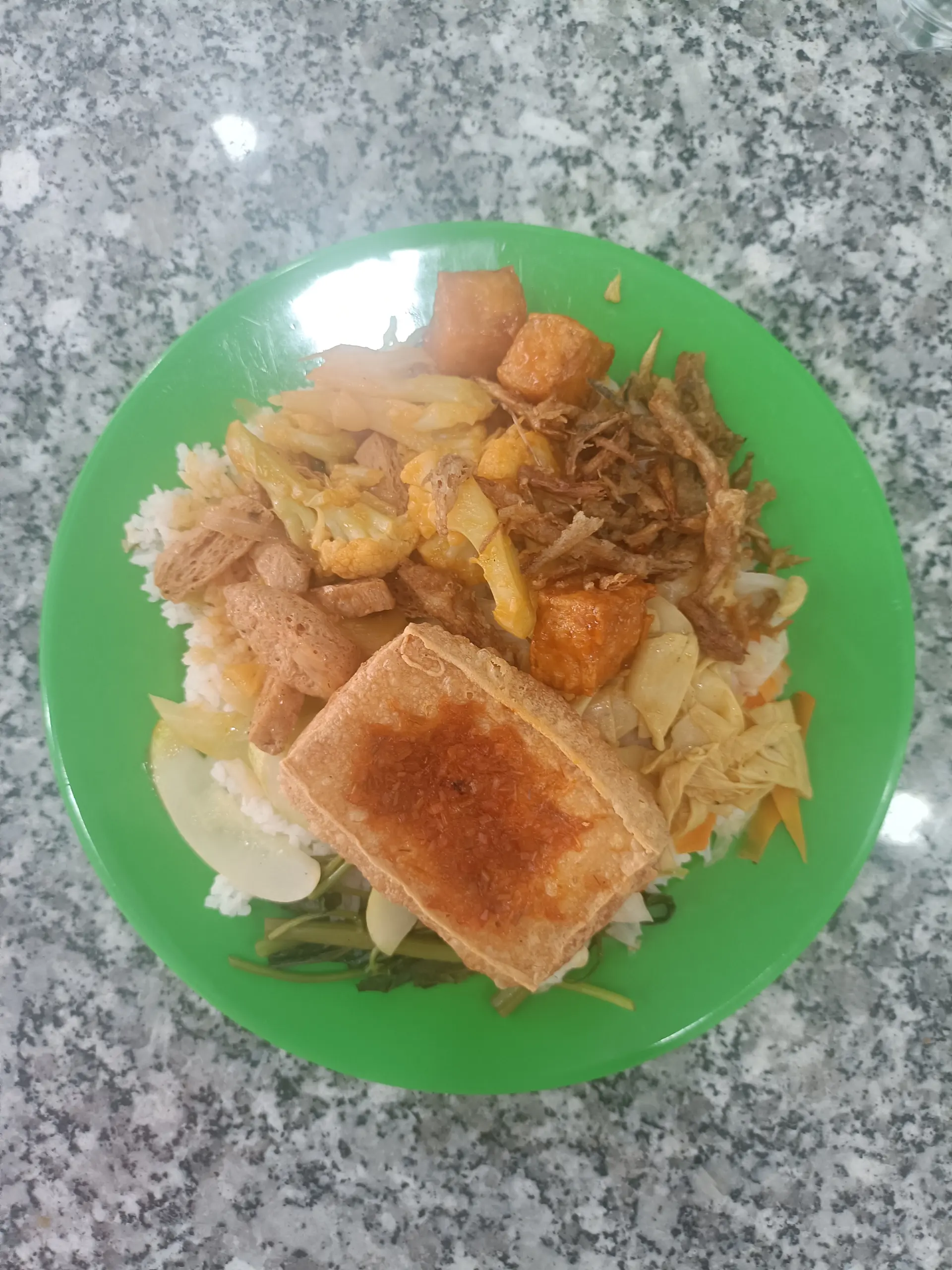 Hình ảnh Cơm thập cẩm đậu hủ chiên sả